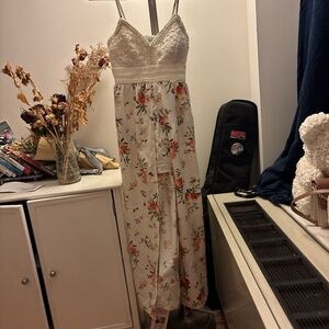 GORGEOUS cream dress with flowers SIZE MEDIUM